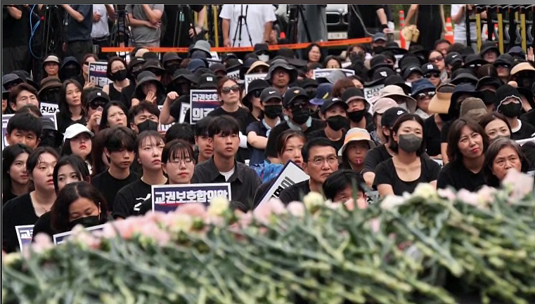 遭家长学生与学校欺凌，韩国老师自杀现象频发！韩国人怒了，万人街头抗议（组图） - 10
