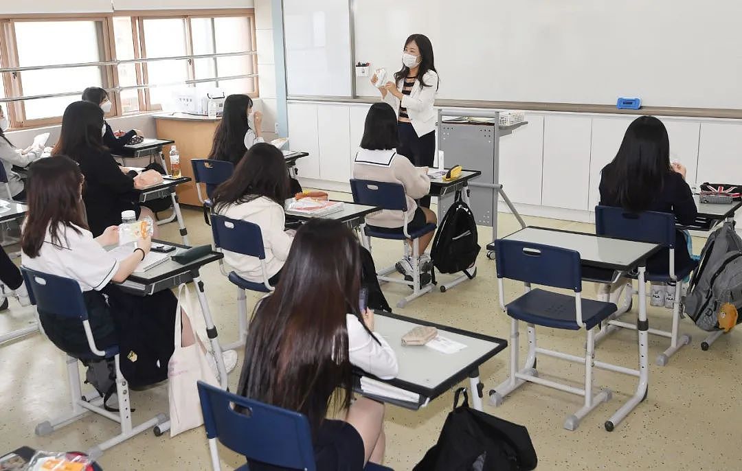 遭家长学生与学校欺凌，韩国老师自杀现象频发！韩国人怒了，万人街头抗议（组图） - 4