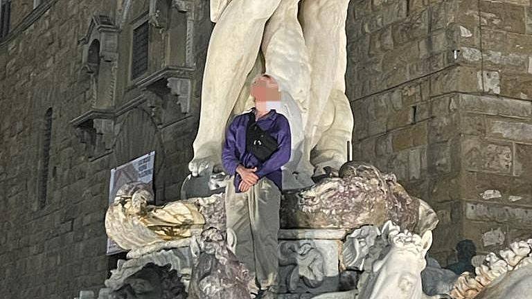 意大利佛罗伦斯海神喷泉雕像损毁，肇事游客攀爬自拍将被罚款（组图） - 1