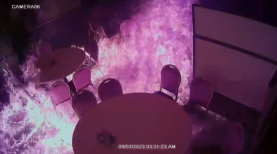 视频惊魂！中餐厅凌晨遭纵火：黑衣人砸门泼油，瞬间恐怖火海（视频/组图） - 6