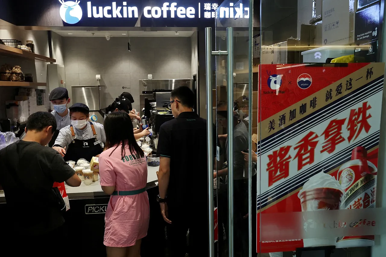 茅台咖啡单日卖破542万杯，引发中国消费降级讨论（组图） - 1