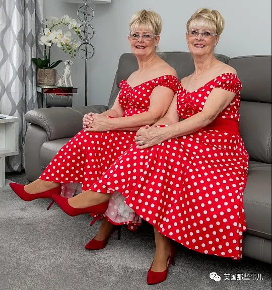双胞胎姐妹连续23年穿一样的衣服，做什么都一起，同步率惊人啊！（组图） - 8