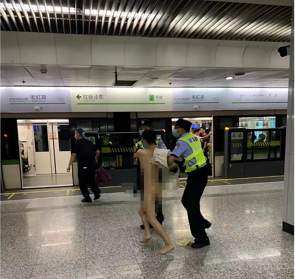 男子在上海地铁脱光衣物被带离，警方：遇此报警（组图） - 2