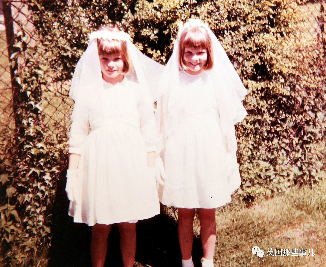 双胞胎姐妹连续23年穿一样的衣服，做什么都一起，同步率惊人啊！（组图） - 2