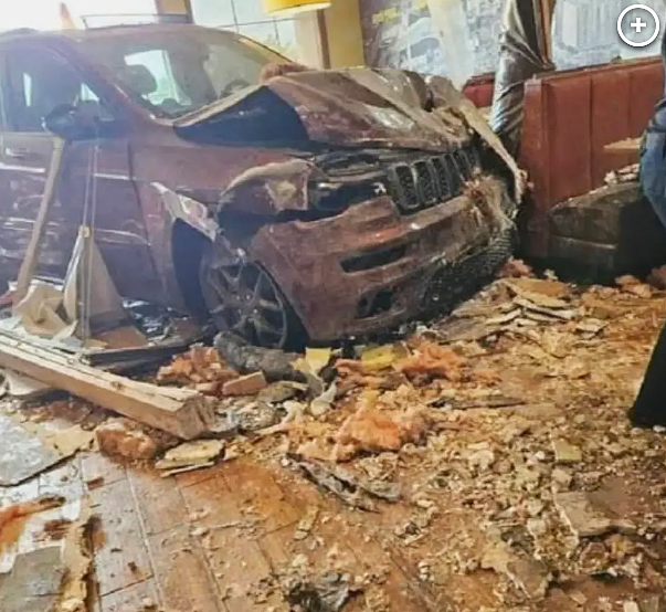 SUV高速直冲，至少23伤！餐馆被撞碎，客人整个人飞进厨房（组图） - 4