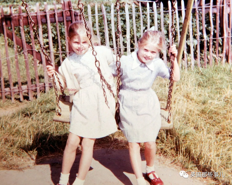 双胞胎姐妹连续23年穿一样的衣服，做什么都一起，同步率惊人啊！（组图） - 13