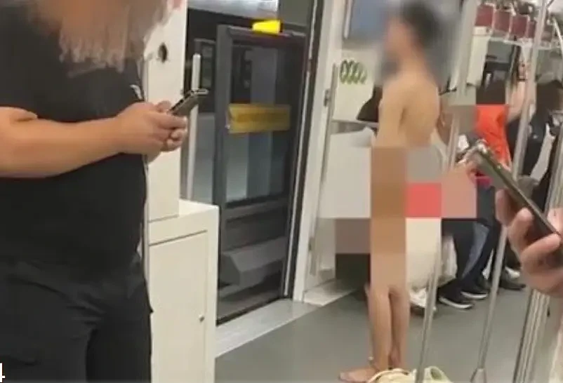 男子在上海地铁脱光衣物被带离，警方：遇此报警（组图） - 1
