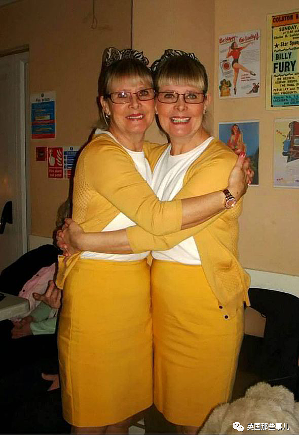 双胞胎姐妹连续23年穿一样的衣服，做什么都一起，同步率惊人啊！（组图） - 5