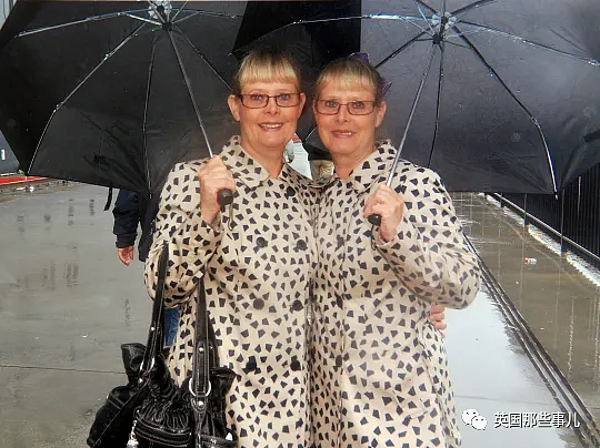 双胞胎姐妹连续23年穿一样的衣服，做什么都一起，同步率惊人啊！（组图） - 9