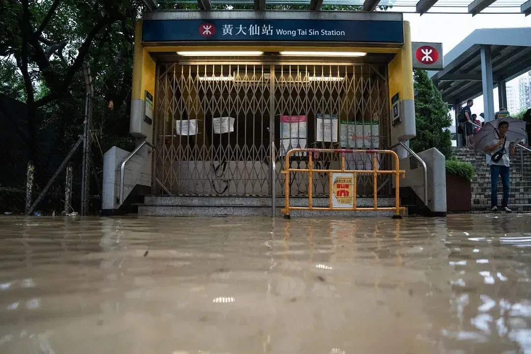 百年一遇大暴雨！已致110人受伤，香港紧急公告...（组图） - 5