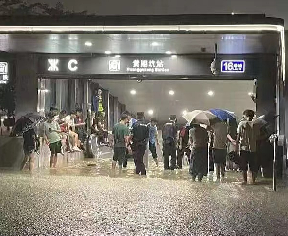 深圳进入暴雨紧急防御状态，凌晨泄洪！广东60个红色预警生效，多地停课（组图） - 13