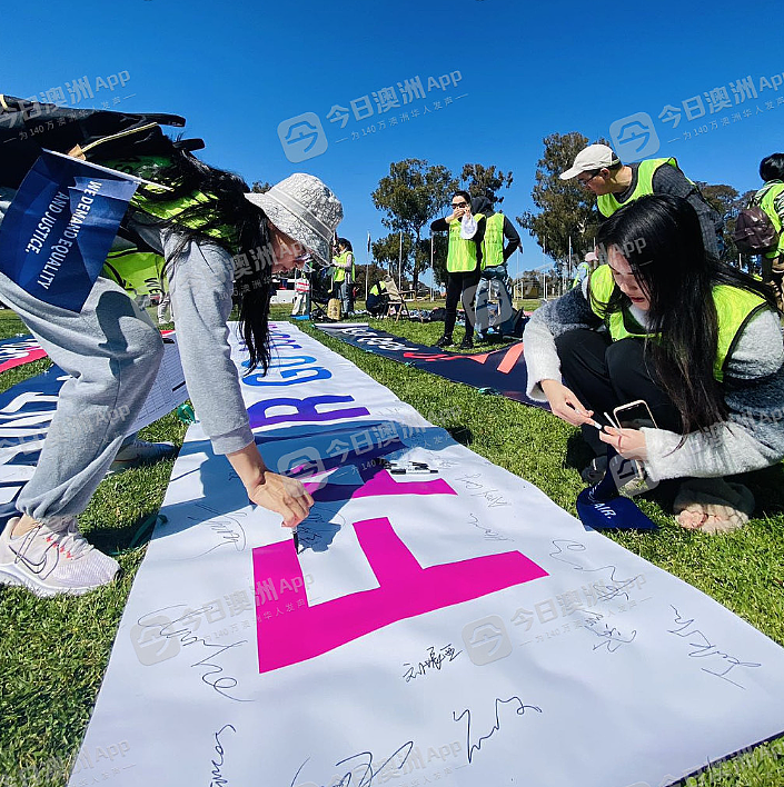 “憧憬消磨殆尽！”逾百澳洲华人移民国会大厦前示威，批当局签审不公，“家庭计划全打乱了”（组图） - 2
