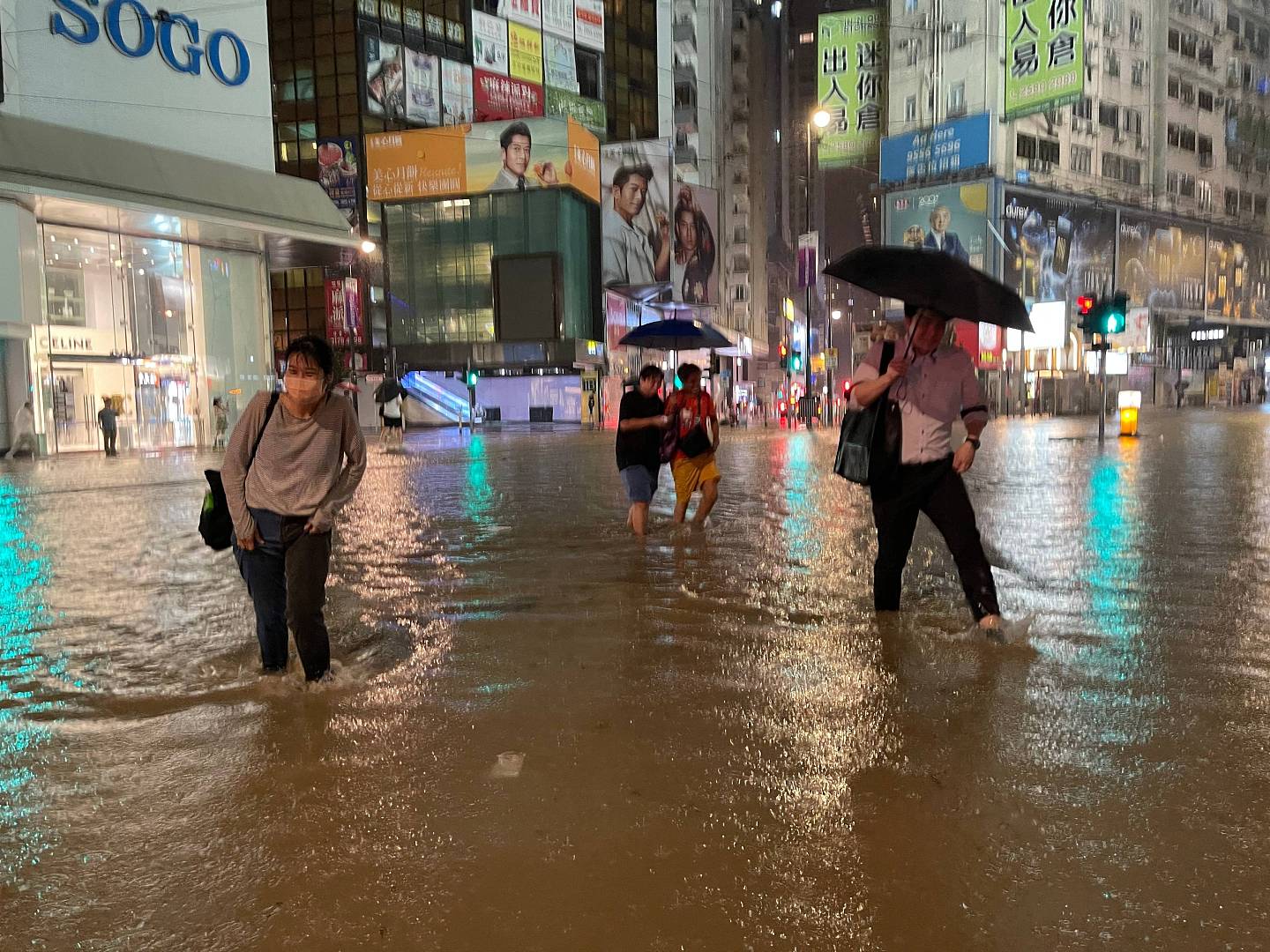 香港遭百年一遇暴雨袭击：地铁淹大水行车如行船，女子被狂流冲倒！李家超：政府正全力应对（组图） - 8