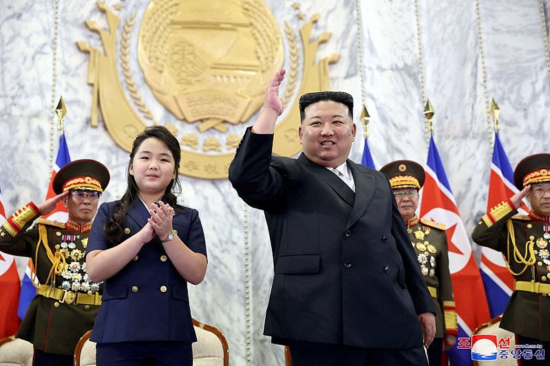朝鲜建政75周年阅兵式！金正恩携爱女出席，洲际飞弹未亮相（图） - 1