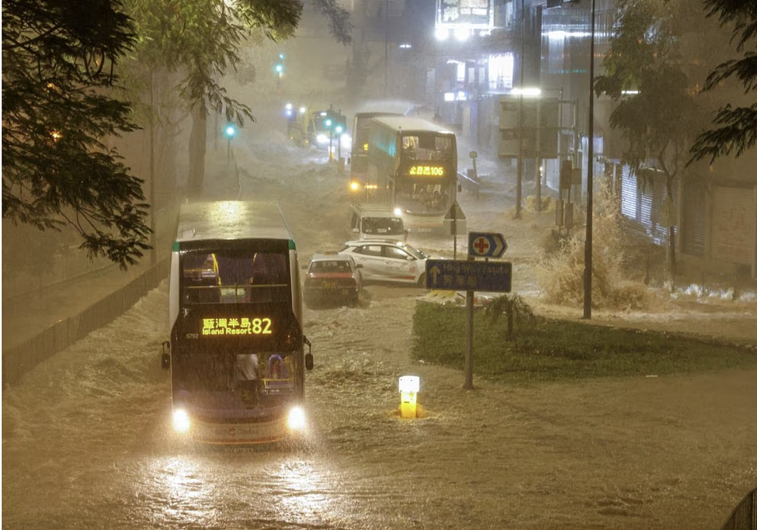 香港遭140年来最严重暴雨！2人死亡，上百人受伤，水深齐腰（组图） - 2