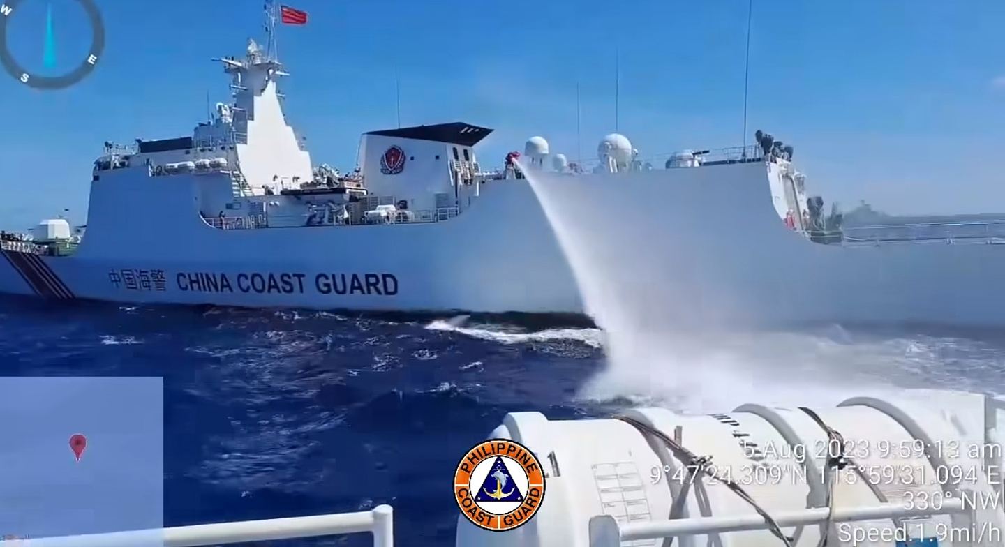 中菲军舰仁爱礁对峙画面曝光！菲律宾4舰遭中国海警强力驱赶（视频/组图） - 6