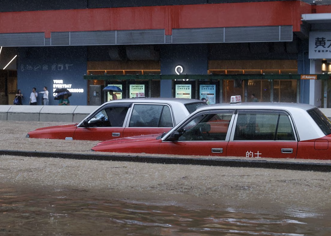 香港遭140年来最严重暴雨！2人死亡，上百人受伤，水深齐腰（组图） - 1
