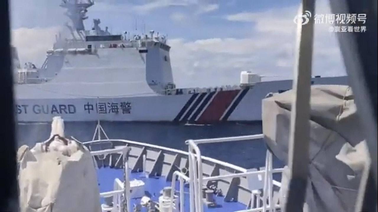 中菲军舰仁爱礁对峙画面曝光！菲律宾4舰遭中国海警强力驱赶（视频/组图） - 1
