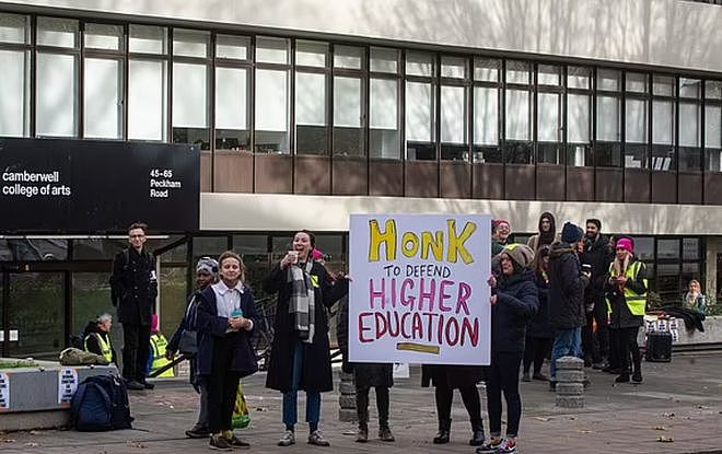 剑桥大学女生因导师集体罢工无法拿到学位，痛斥被学校当“人质”（组图） - 1
