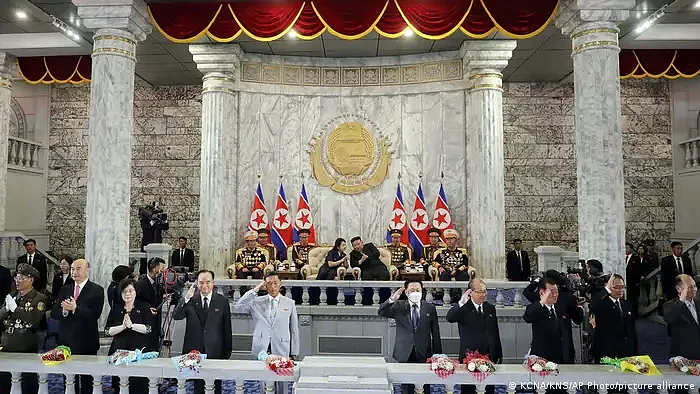 朝鲜建政75年：金正恩与中俄代表团一同阅兵（组图） - 2