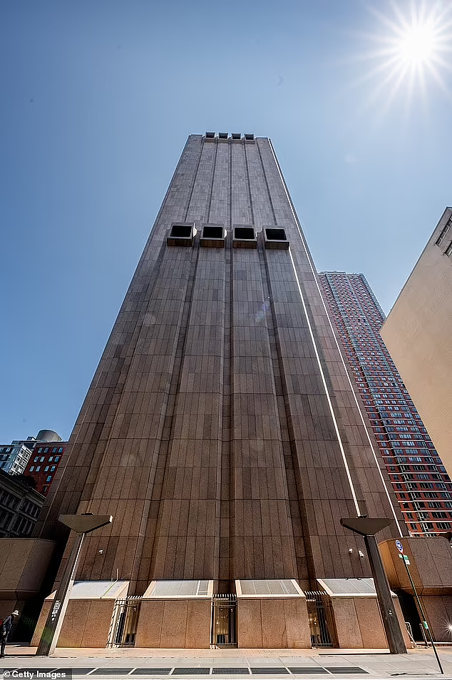 纽约神秘摩天大楼，40层高一扇窗户也没有！诡异内部让网友猜疯了（组图） - 1