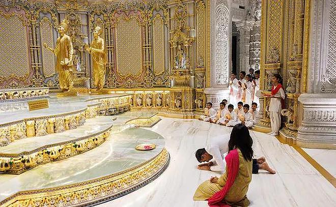 英国首相和妻子光脚进印度神庙，五体投地很虔诚，自称为弥补遗憾（组图） - 2