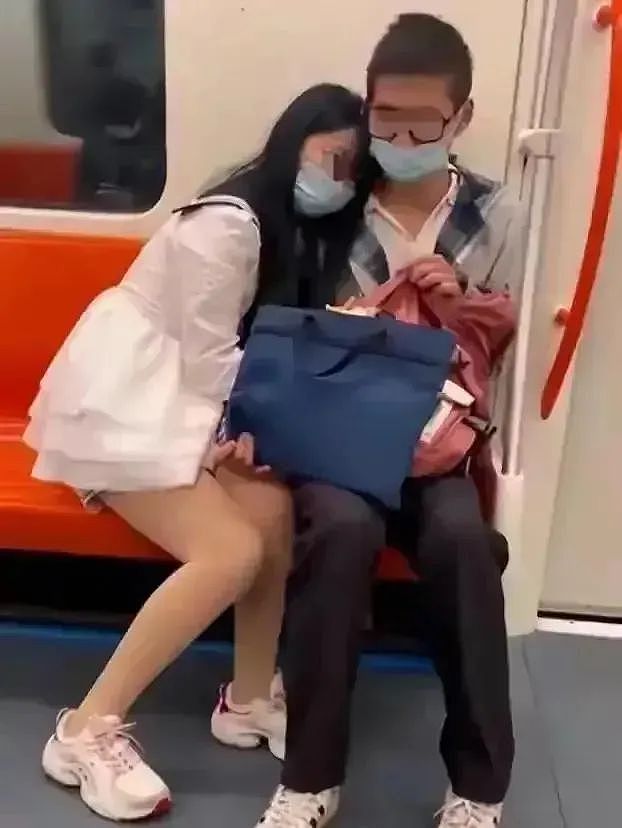 上海地铁情侣不雅行为曝光：皮包遮盖手放隐私部位引发关注（组图） - 1