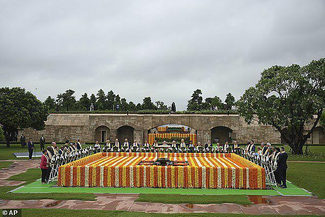 英国首相和妻子光脚进印度神庙，五体投地很虔诚，自称为弥补遗憾（组图） - 5