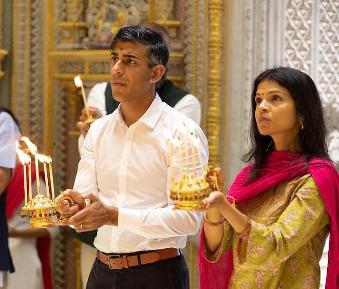 英国首相和妻子光脚进印度神庙，五体投地很虔诚，自称为弥补遗憾（组图） - 3