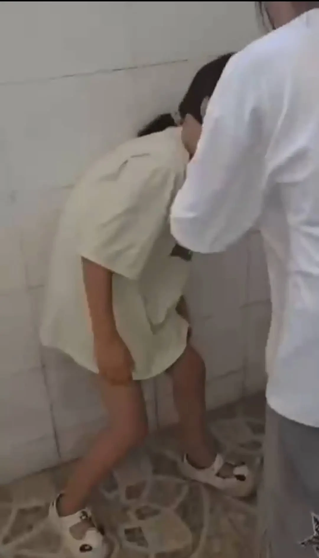 重庆一中学女生厕所内遭殴打、被迫下跪！官方回应（组图） - 1