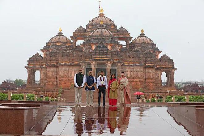 英国首相和妻子光脚进印度神庙，五体投地很虔诚，自称为弥补遗憾（组图） - 4