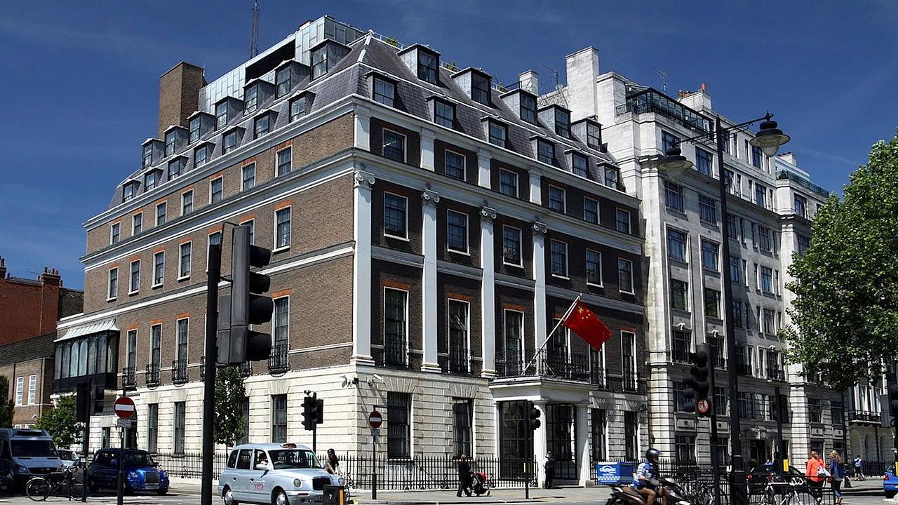 英媒指两名英国人涉为华提供情报遭逮捕，中国驻英使馆：无中生有（图） - 1