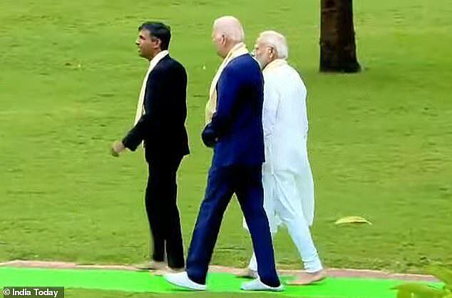 英国首相和妻子光脚进印度神庙，五体投地很虔诚，自称为弥补遗憾（组图） - 6