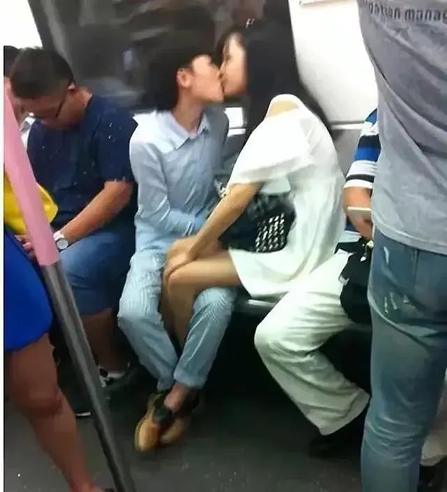 上海地铁情侣不雅行为曝光：皮包遮盖手放隐私部位引发关注（组图） - 4