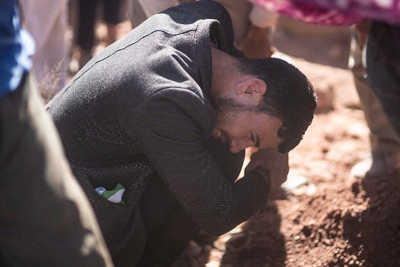 摩洛哥强震悲剧！他独活“拉出3女儿遗体”哭了！现场死伤太惨，全村挖坟埋尸（图） - 1
