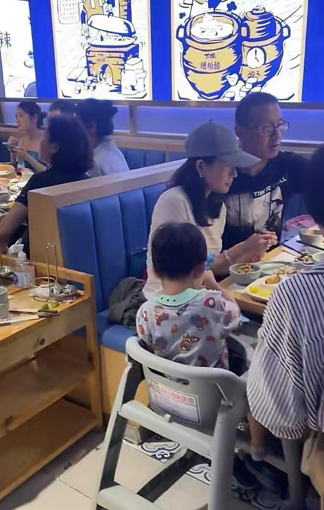 章子怡夫妇携子女外出用餐，一人带一娃超有爱，汪峰近状胖了不少（组图） - 14