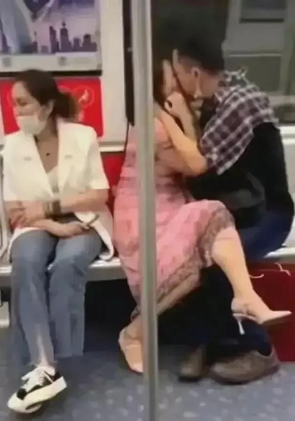 上海地铁情侣不雅行为曝光：皮包遮盖手放隐私部位引发关注（组图） - 6