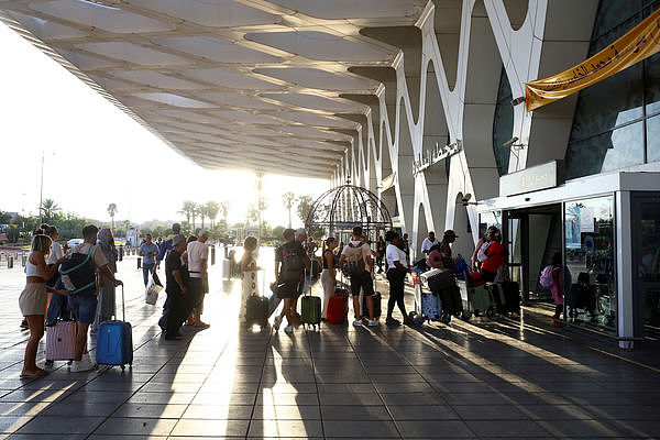 摩洛哥机场出现人龙旅客排队离境，英女悚忆：像在海上一样晃（组图） - 1