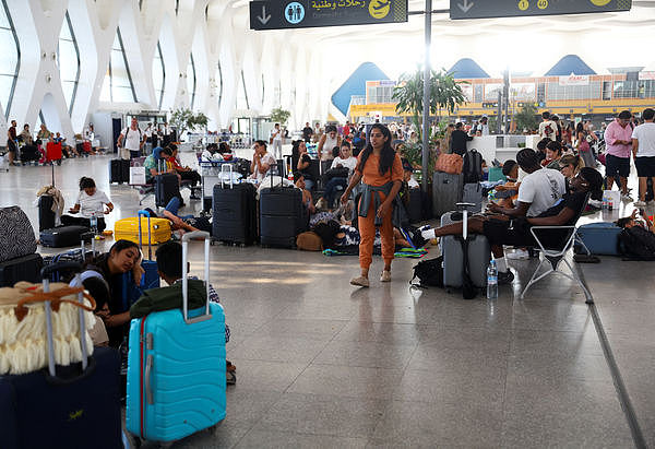 摩洛哥机场出现人龙旅客排队离境，英女悚忆：像在海上一样晃（组图） - 2
