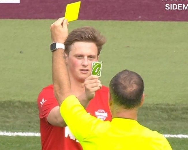 足球赛中吞黄牌！英球员竟举“UNO回转卡”反击！爆笑画面曝光（视频/组图） - 1