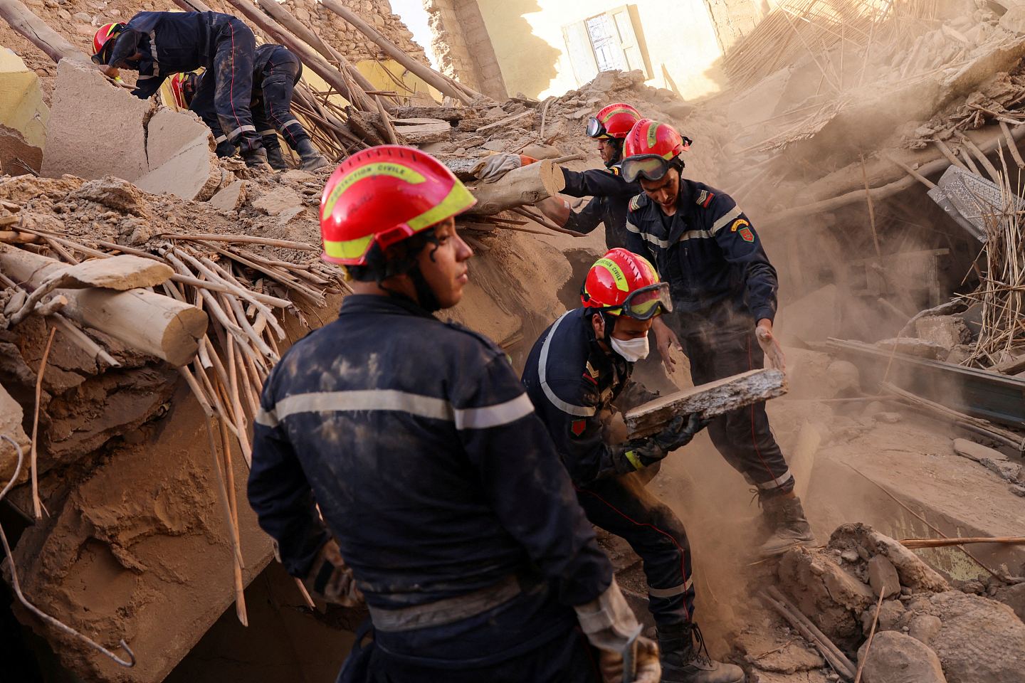 摩洛哥地震增至2497死：黄金72小时倒数中！灾区传出尸臭（组图） - 4