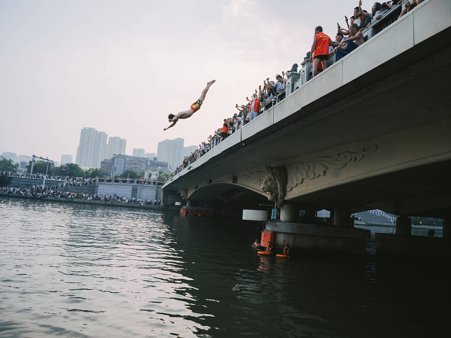 68岁中国大妈不顾家人反对跳水5年，大桥关停难受（组图） - 2
