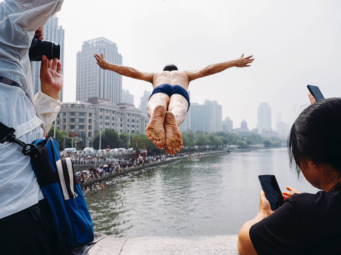 68岁中国大妈不顾家人反对跳水5年，大桥关停难受（组图） - 1