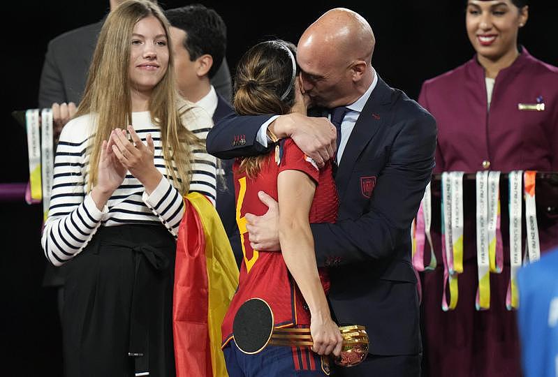 西班牙足协主席强吻女球员遭诉，澳洲愿协助调查（图） - 1