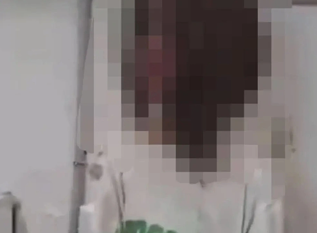 重庆一中学女生遭多人厕所内殴打，被霸凌者哥哥：事发10天仍未有结果（视频/组图） - 1