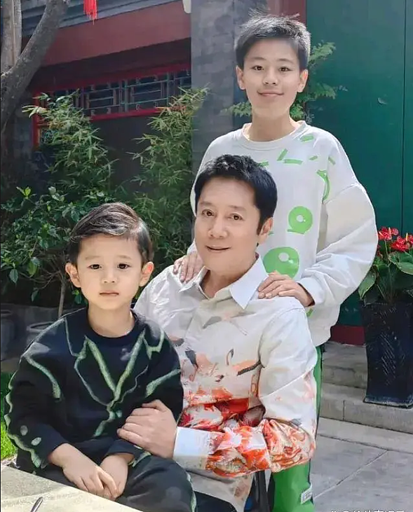 54岁蔡国庆晒两个帅儿子上热搜，父子三人共用一张脸，妻子身家过亿身份成谜……（组图） - 25
