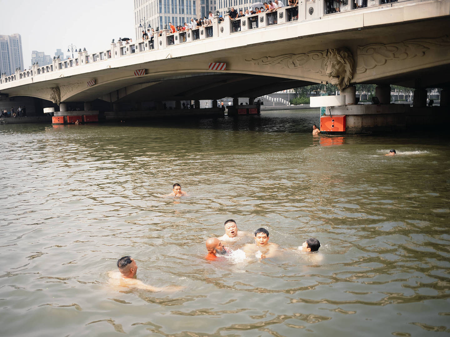 68岁中国大妈不顾家人反对跳水5年，大桥关停难受（组图） - 12