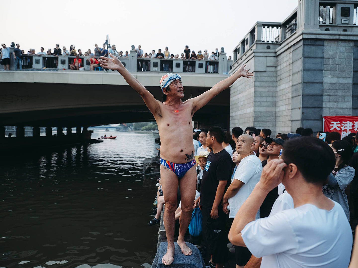 68岁中国大妈不顾家人反对跳水5年，大桥关停难受（组图） - 14