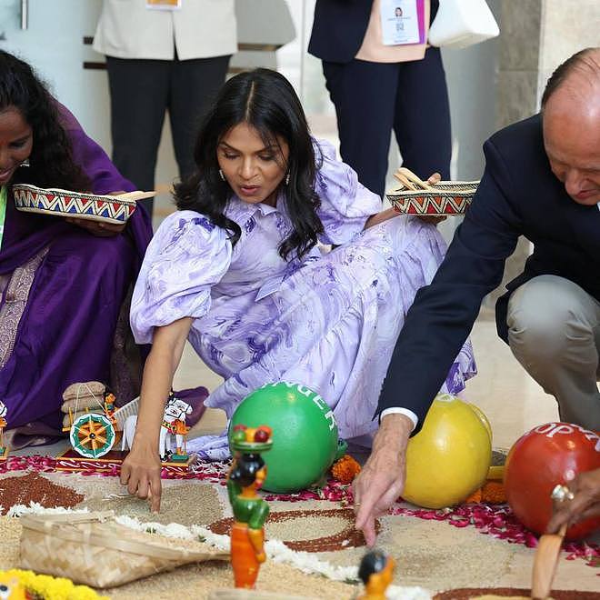英国首相跪地和孟加拉女总理聊天，惹争议，印度妻子穿纱丽返英（组图） - 2