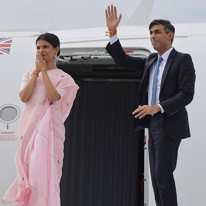 英国首相跪地和孟加拉女总理聊天，惹争议，印度妻子穿纱丽返英（组图） - 1
